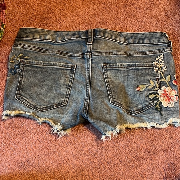 Express Size 2 Jean Shorts with a flower pattern on the 2 sides - Picture 2 of 4